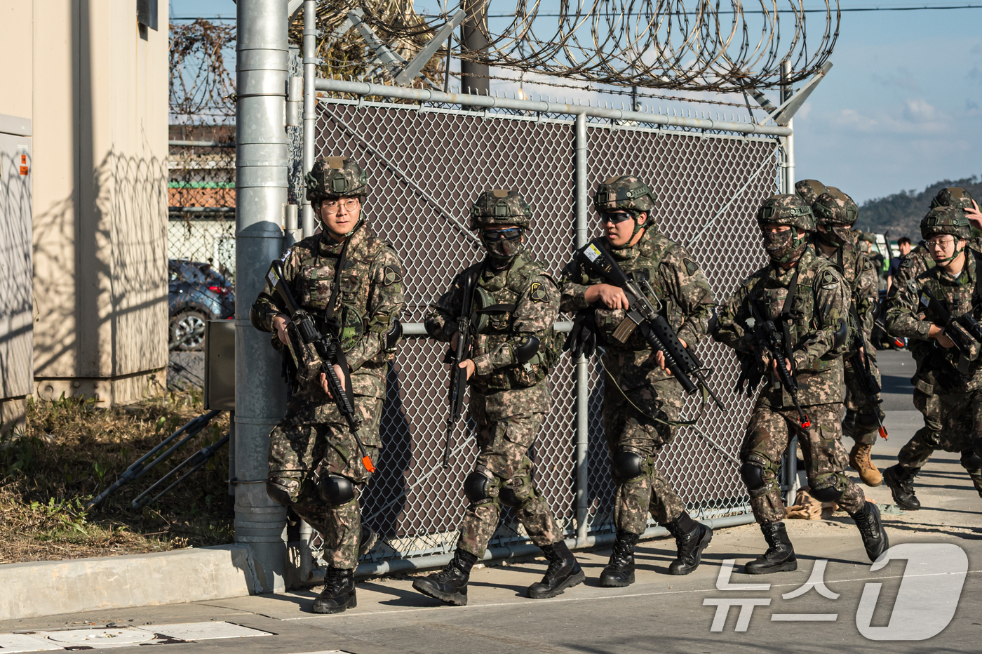 (서울=뉴스1) = 육군은 지난 14일부터 2주간 31,35, 52사단 예하 예비군기동대(순천시, 군산시, 서울 영등포구)를 대상으로 워리어플랫폼을 적용한 훈련을 실시했다. 이번 …