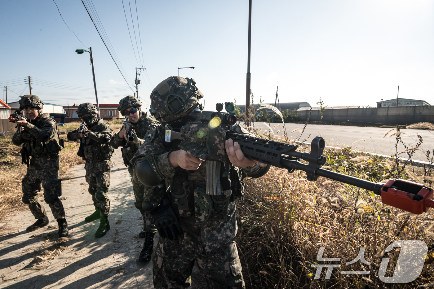 (서울=뉴스1) = 육군은 지난 14일부터 2주간 31,35, 52사단 예하 예비군기동대(순천시, 군산시, 서울 영등포구)를 대상으로 워리어플랫폼을 적용한 훈련을 실시했다. 이번 …