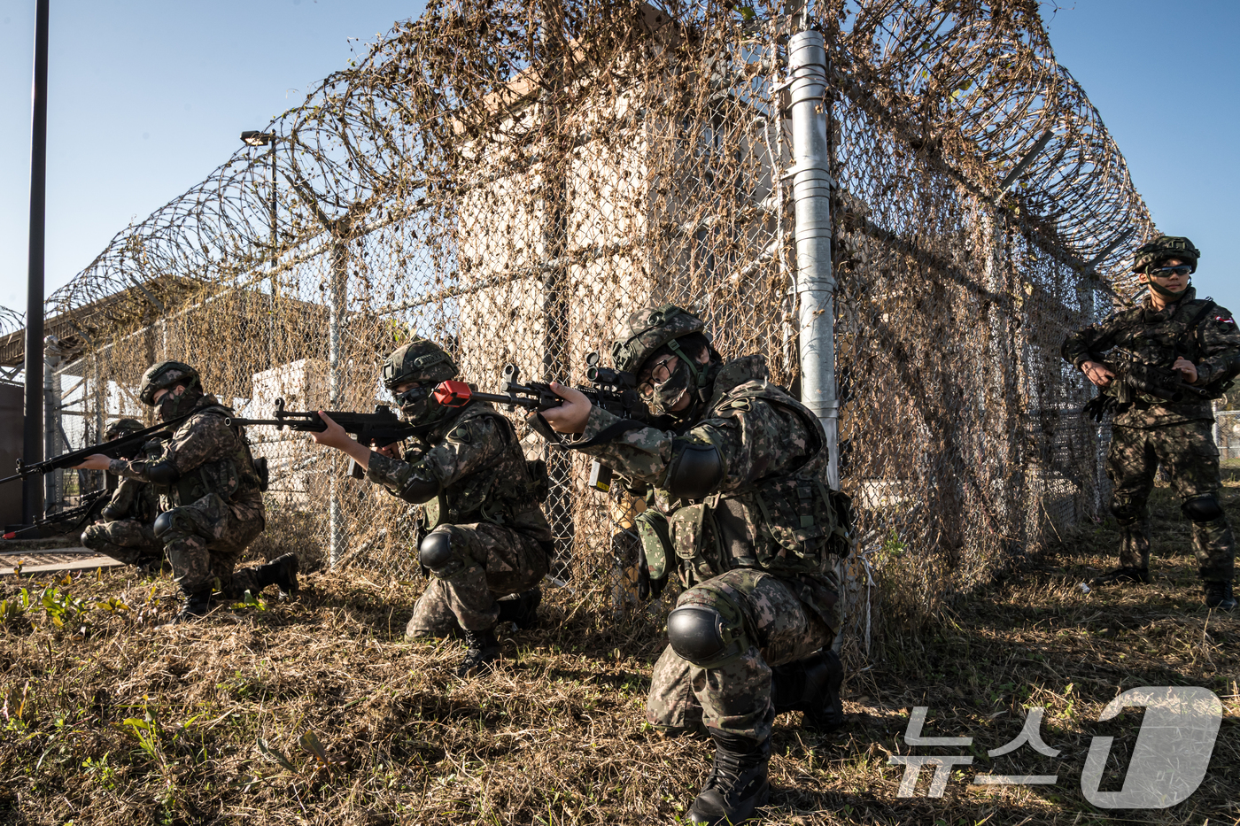 (서울=뉴스1) = 육군은 지난 14일부터 2주간 31,35, 52사단 예하 예비군기동대(순천시, 군산시, 서울 영등포구)를 대상으로 워리어플랫폼을 적용한 훈련을 실시했다. 이번 …