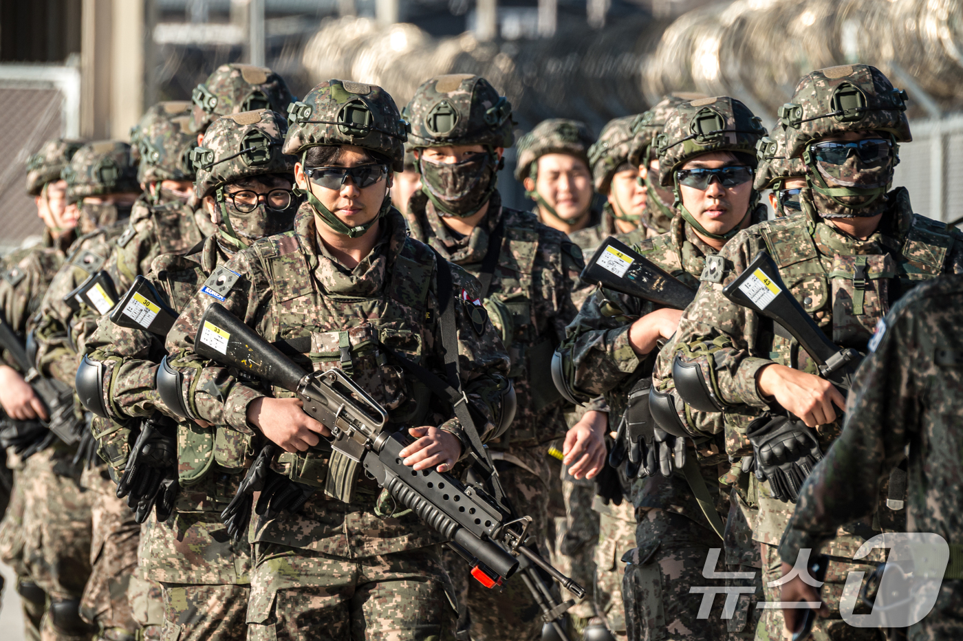 (서울=뉴스1) = 육군은 지난 14일부터 2주간 31,35, 52사단 예하 예비군기동대(순천시, 군산시, 서울 영등포구)를 대상으로 워리어플랫폼을 적용한 훈련을 실시했다. 이번 …