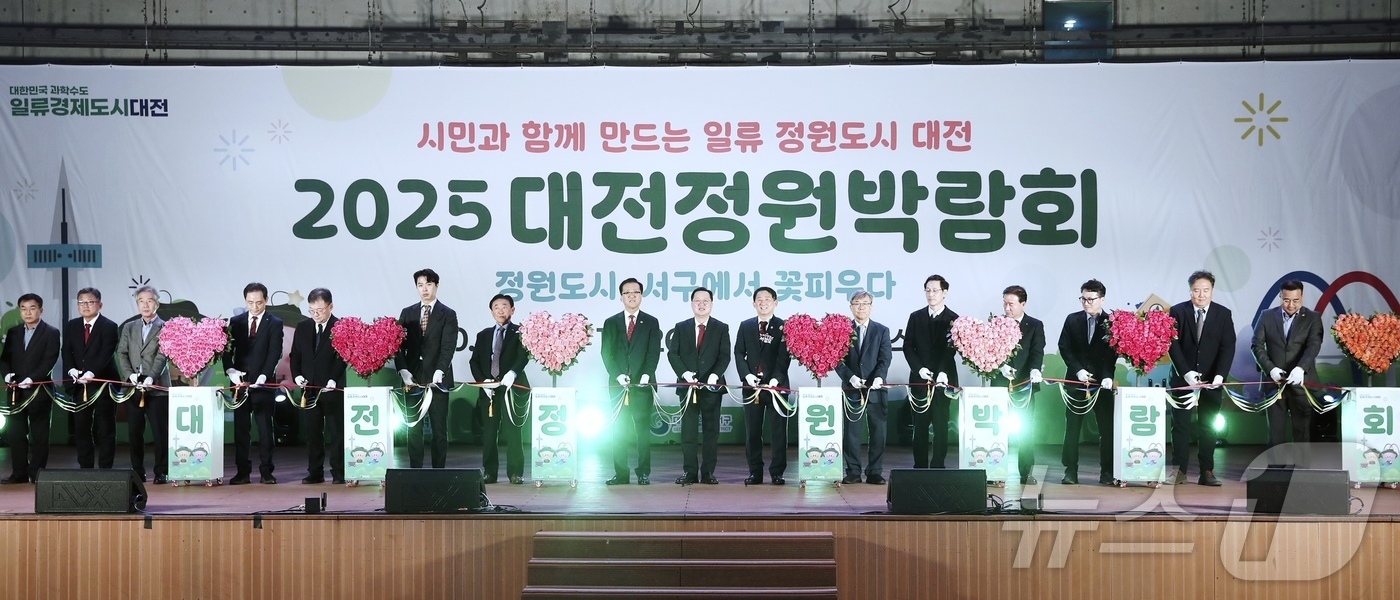 (대전=뉴스1) 김기태 기자 = 이장우 대전시장(오른쪽 여덟 번째), 조원휘 대전시의회 의장(왼쪽 여덟 번째), 서철모 대전 서구청장(오른쪽 일곱 번째) 등 내빈들이 지난 24일 …