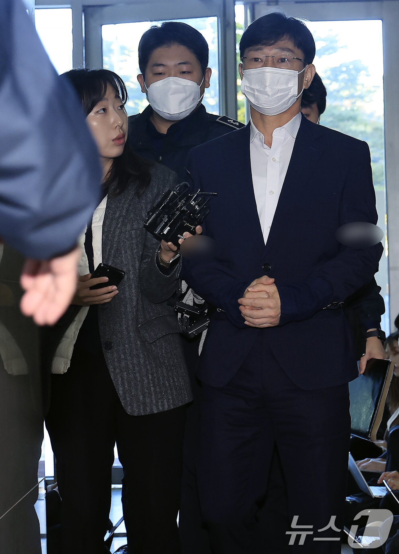 본문 이미지 - 업무상 과실치사상 혐의 피의자인 임성근 전 해병대 1사단장이 27일 오전 서울시 서초구 서초중앙로 해병대원 순직 사건 관련 의혹을 수사하는 순직해병특검팀&#40;특별검사 이명현&#41;으로 구속 후 처음으로 소환되고 있다. 2025.10.27/뉴스1 ⓒ News1 박정호 기자