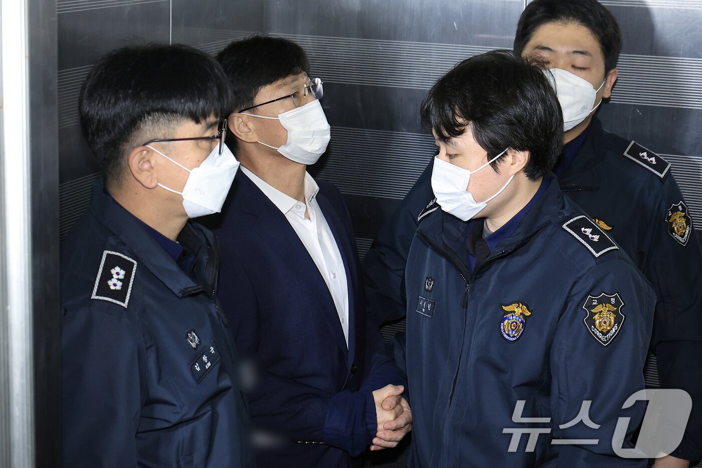 본문 이미지 - 업무상 과실치사상 혐의 피의자인 임성근 전 해병대 1사단장이 27일 오전 서울시 서초구 서초중앙로 해병대원 순직 사건 관련 의혹을 수사하는 순직해병특검팀&#40;특별검사 이명현&#41;으로 구속 후 처음으로 소환되고 있다. 2025.10.27/뉴스1 ⓒ News1 박정호 기자