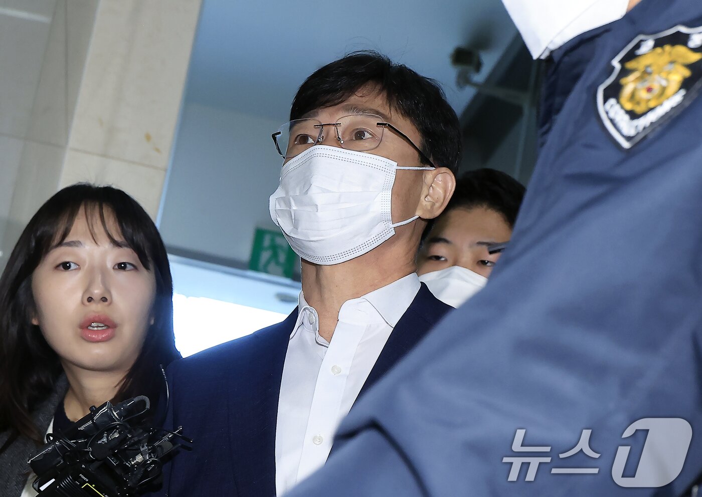 본문 이미지 - 업무상 과실치사상 혐의 피의자인 임성근 전 해병대 1사단장이 27일 오전 서울시 서초구 서초중앙로 해병대원 순직 사건 관련 의혹을 수사하는 순직해병특검팀&#40;특별검사 이명현&#41;으로 구속 후 처음으로 소환되고 있다. 2025.10.27/뉴스1 ⓒ News1 박정호 기자