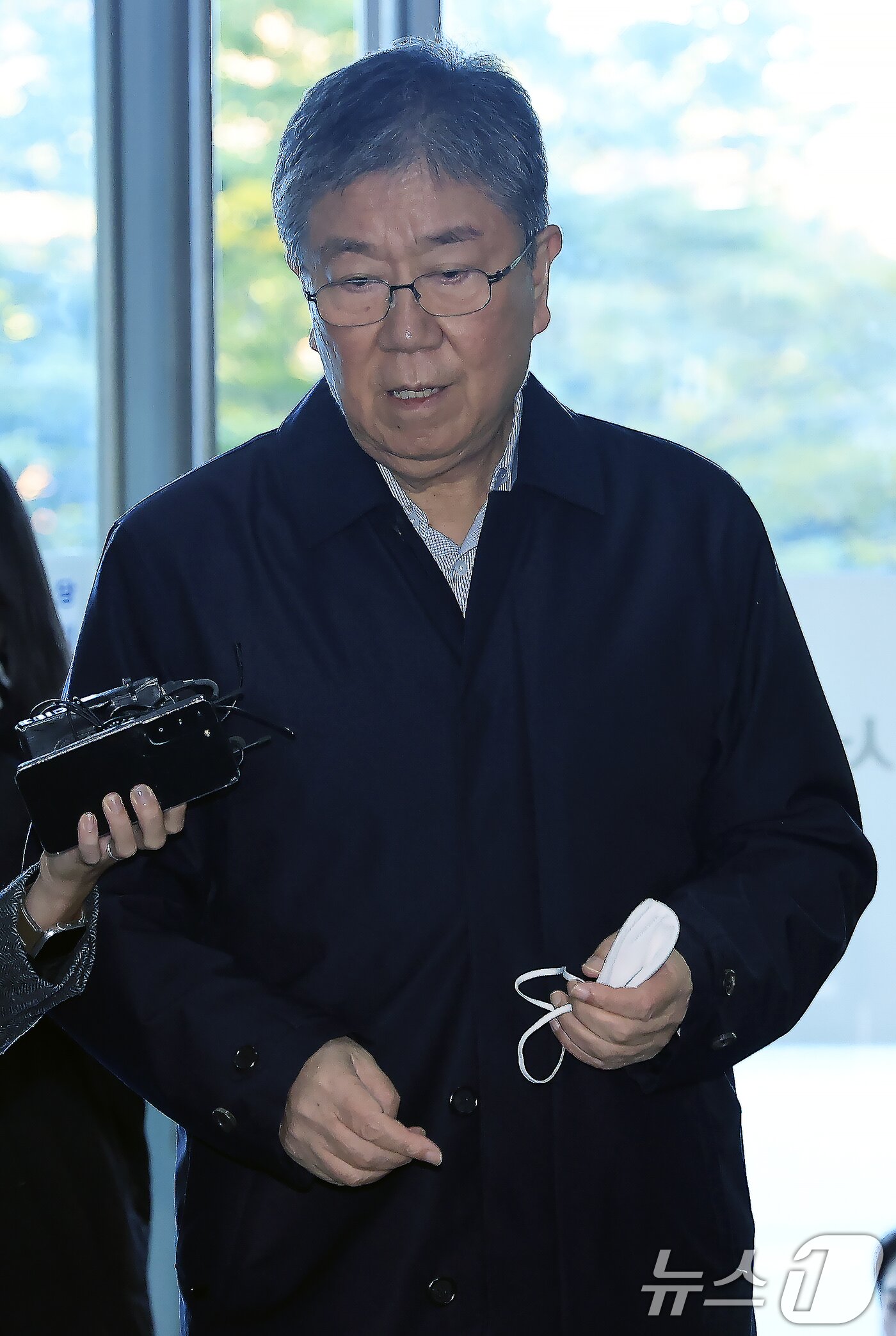 본문 이미지 - 김대기 전 대통령 비서실장이 27일 오전 서울시 서초구 서초중앙로 해병대원 순직 사건 관련 의혹을 수사하는 순직해병특검팀&#40;특별검사 이명현&#41;으로 소환조사에 출석하고 있다. 2025.10.27/뉴스1 ⓒ News1 박정호 기자