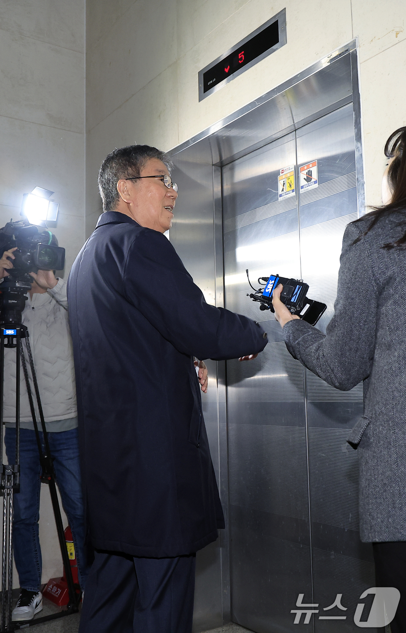 (서울=뉴스1) 박정호 기자 = 김대기 전 대통령 비서실장이 27일 오전 서울시 서초구 서초중앙로 해병대원 순직 사건 관련 의혹을 수사하는 순직해병특검팀(특별검사 이명현)으로 소환 …