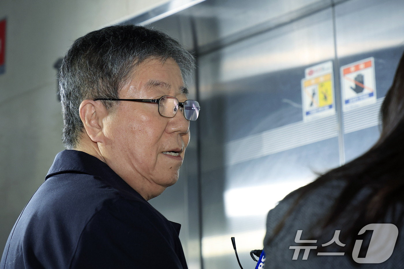 (서울=뉴스1) 박정호 기자 = 김대기 전 대통령 비서실장이 27일 오전 서울시 서초구 서초중앙로 해병대원 순직 사건 관련 의혹을 수사하는 순직해병특검팀(특별검사 이명현)으로 소환 …