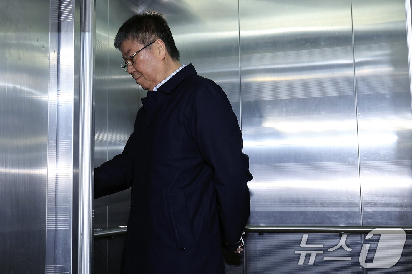 본문 이미지 - 김대기 전 대통령 비서실장이 27일 오전 서울시 서초구 서초중앙로 해병대원 순직 사건 관련 의혹을 수사하는 순직해병특검팀&#40;특별검사 이명현&#41;으로 소환조사에 출석하고 있다. 2025.10.27/뉴스1 ⓒ News1 박정호 기자