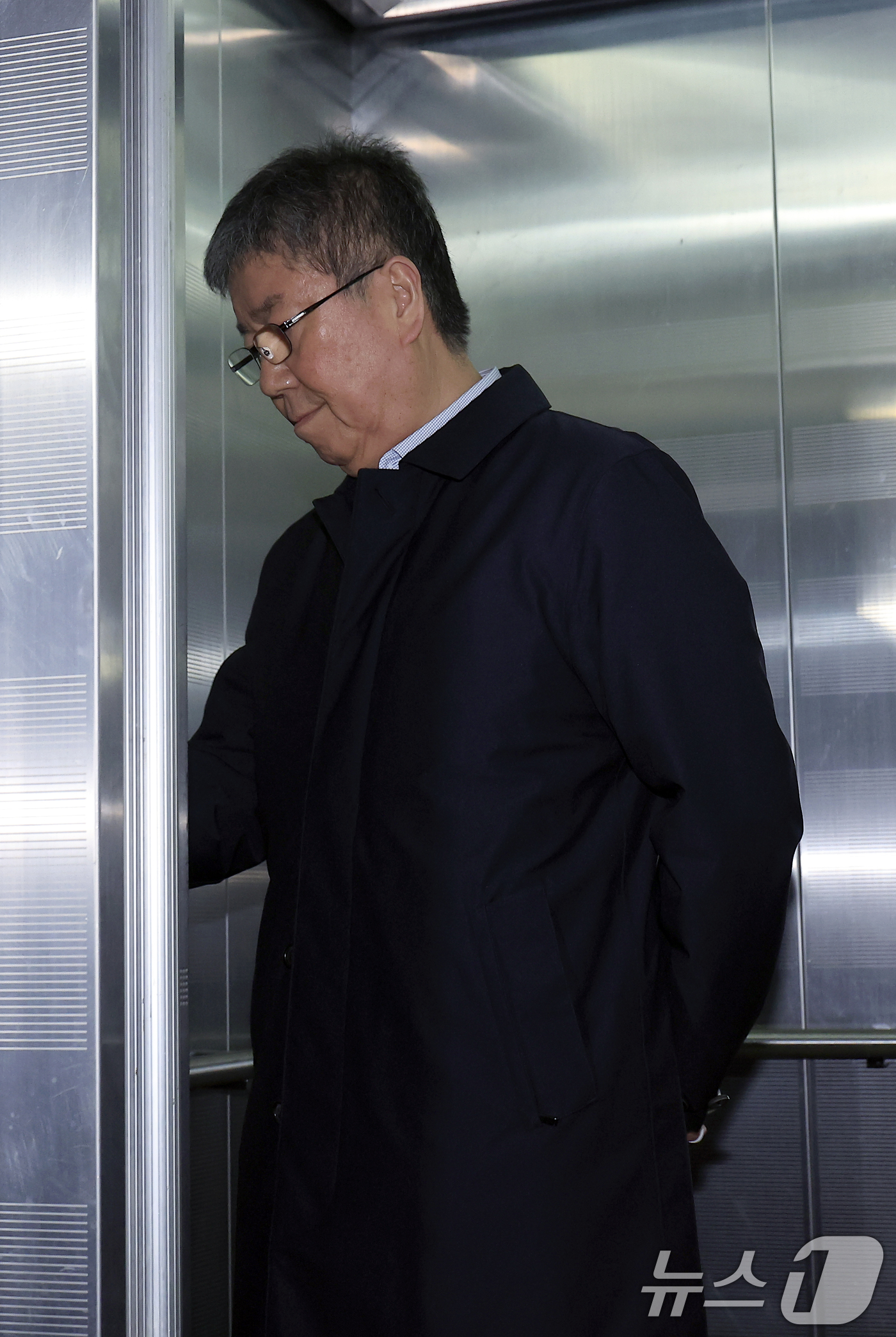 (서울=뉴스1) 박정호 기자 = 김대기 전 대통령 비서실장이 27일 오전 서울시 서초구 서초중앙로 해병대원 순직 사건 관련 의혹을 수사하는 순직해병특검팀(특별검사 이명현)으로 소환 …