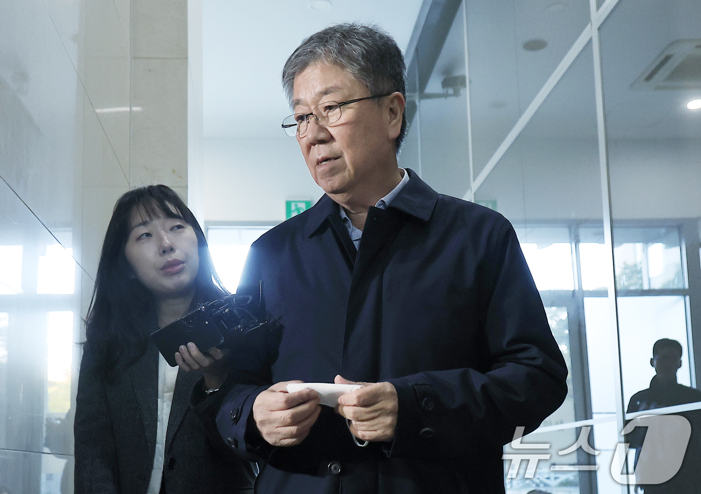 (서울=뉴스1) 박정호 기자 = 김대기 전 대통령 비서실장이 27일 오전 서울시 서초구 서초중앙로 해병대원 순직 사건 관련 의혹을 수사하는 순직해병특검팀(특별검사 이명현)으로 소환 …