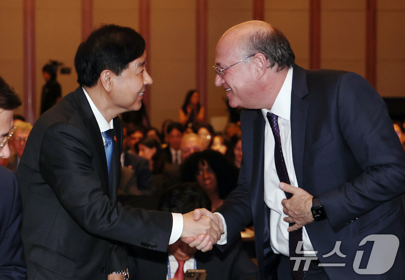 (서울=뉴스1) 구윤성 기자 = 구윤철 경제부총리 겸 기획재정부 장관(왼쪽)과 일랑 고우드파잉 미주개발은행(IDB) 총재 27일 오전 서울 여의도 콘래드호텔에서 열린 '제7차 한- …