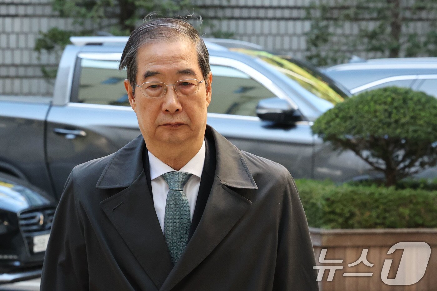 본문 이미지 - 한덕수 전 국무총리가 27일 오전 서울 서초구 서울중앙지방법원에서 열린 내란 우두머리 방조 혐의 4차 공판에 출석하고 있다. 2025.10.27/뉴스1 ⓒ News1 이광호 기자