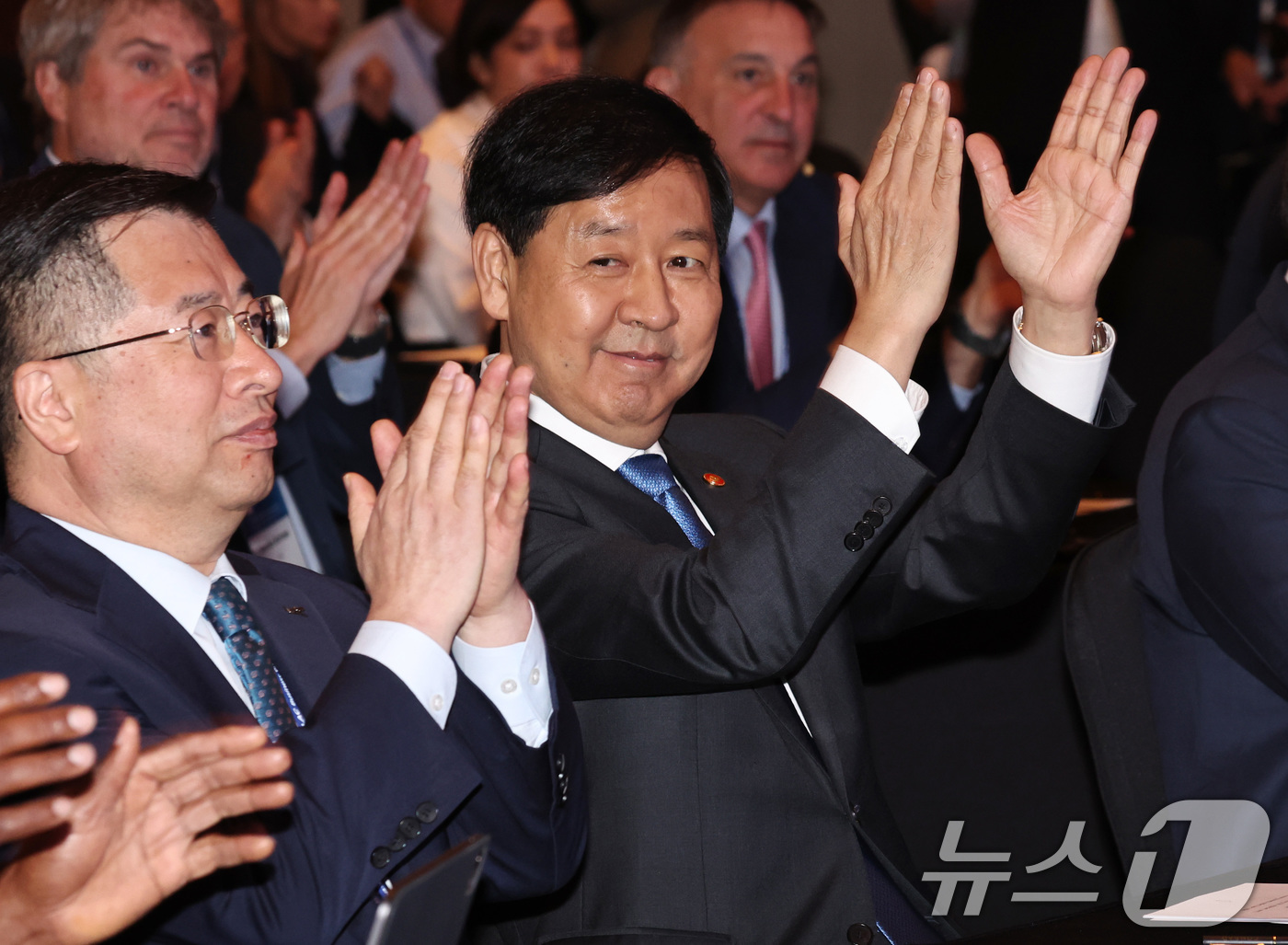 (서울=뉴스1) 구윤성 기자 = 구윤철 경제부총리 겸 기획재정부 장관이 27일 오전 서울 여의도 콘래드호텔에서 열린 '제7차 한-중남미 비즈니스서밋'에 참석해 손뼉치고 있다. 20 …