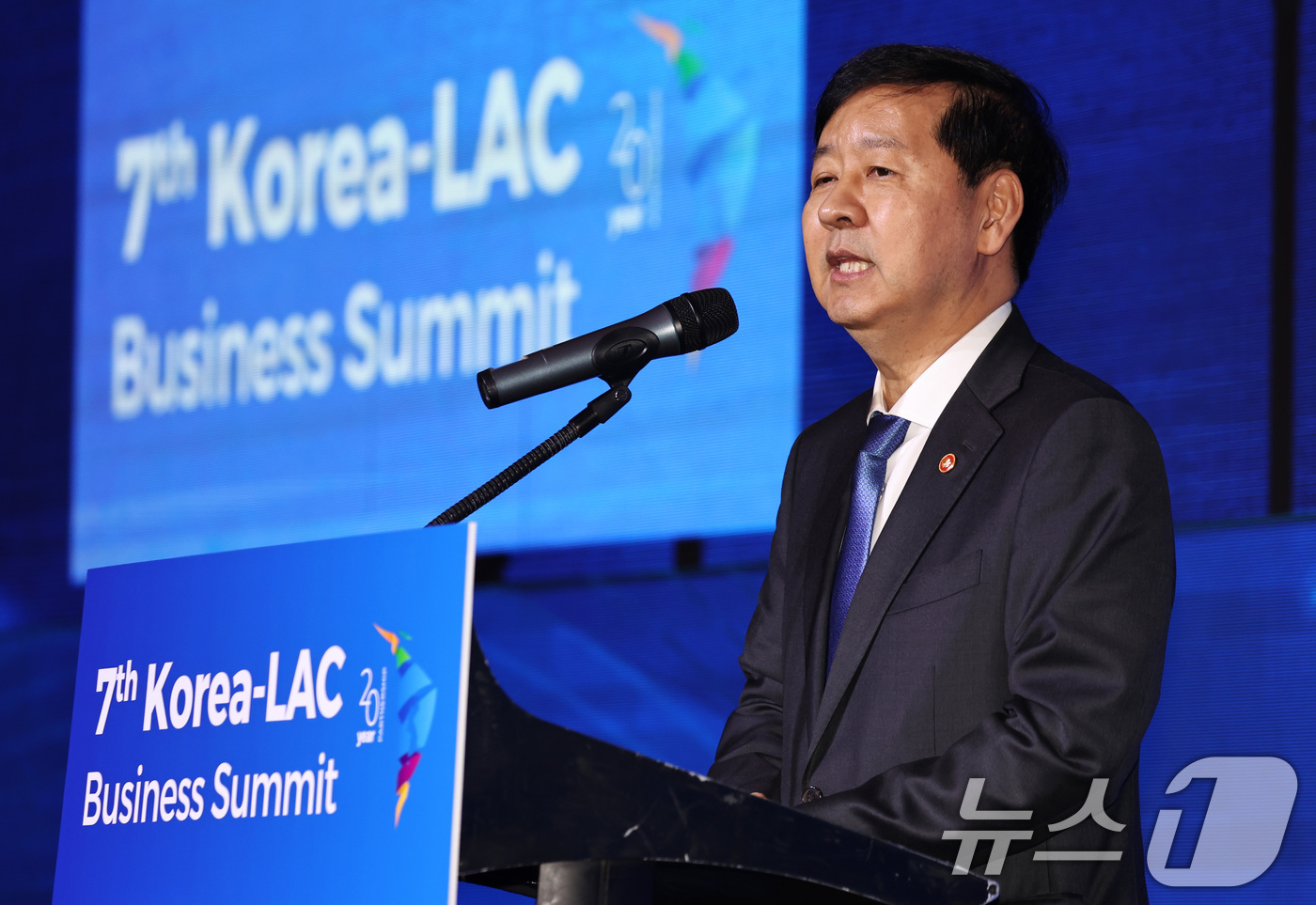 (서울=뉴스1) 구윤성 기자 = 구윤철 경제부총리 겸 기획재정부 장관이 27일 오전 서울 여의도 콘래드호텔에서 열린 '제7차 한-중남미 비즈니스서밋'에 참석해 개회사를 하고 있다. …