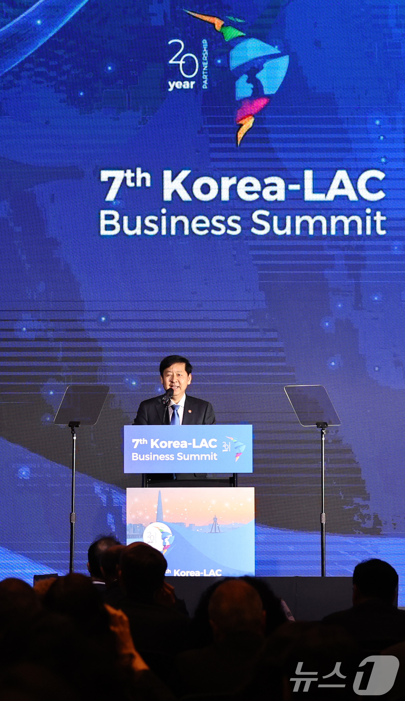 (서울=뉴스1) 구윤성 기자 = 구윤철 경제부총리 겸 기획재정부 장관이 27일 오전 서울 여의도 콘래드호텔에서 열린 '제7차 한-중남미 비즈니스서밋'에 참석해 개회사를 하고 있다. …