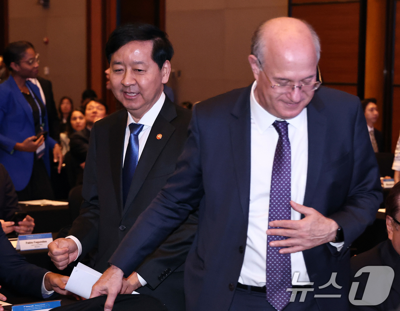 (서울=뉴스1) 구윤성 기자 = 구윤철 경제부총리 겸 기획재정부 장관(왼쪽)과 일랑 고우드파잉 미주개발은행(IDB) 총재가 27일 오전 서울 여의도 콘래드호텔에서 열린 '제7차 한 …