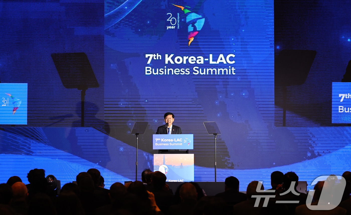 (서울=뉴스1) 구윤성 기자 = 구윤철 경제부총리 겸 기획재정부 장관이 27일 오전 서울 여의도 콘래드호텔에서 열린 '제7차 한-중남미 비즈니스서밋'에 참석해 개회사를 하고 있다. …