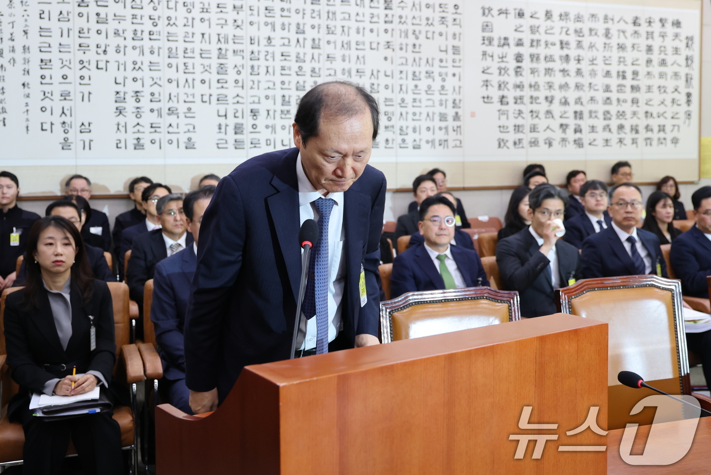 (서울=뉴스1) 이승배 기자 = 이완규 전 법제처장이 27일 서울 여의도 국회에서 열린 법제사법위원회 대검찰청 등에 대한 국정감사에 출석해 증인 선서 거부 이유를 밝히기 전 인사를 …