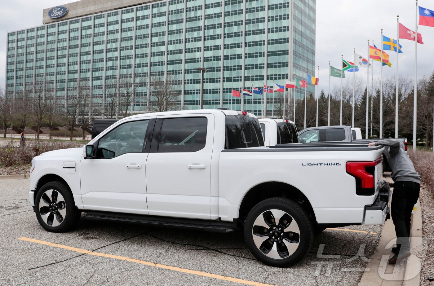 본문 이미지 - 포드 모터 컴퍼니 본사가 있는 디어본 앞에 포드 F-150 라이트닝 전기 픽업 모델이 주차돼 있다. 2024. 04.26. ⓒ 로이터=뉴스1 ⓒ News1 양은하 기자