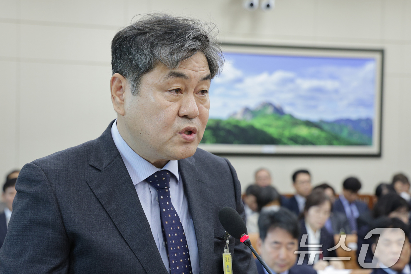 (서울=뉴스1) 신웅수 기자 = 이인재 최저임금위원장이 27일 서울 여의도 국회 기후에너지환경노동위원회에서 열린 경사노위 등에 대한 국정감사에서 업무 보고를 하고 있다. 2025. …