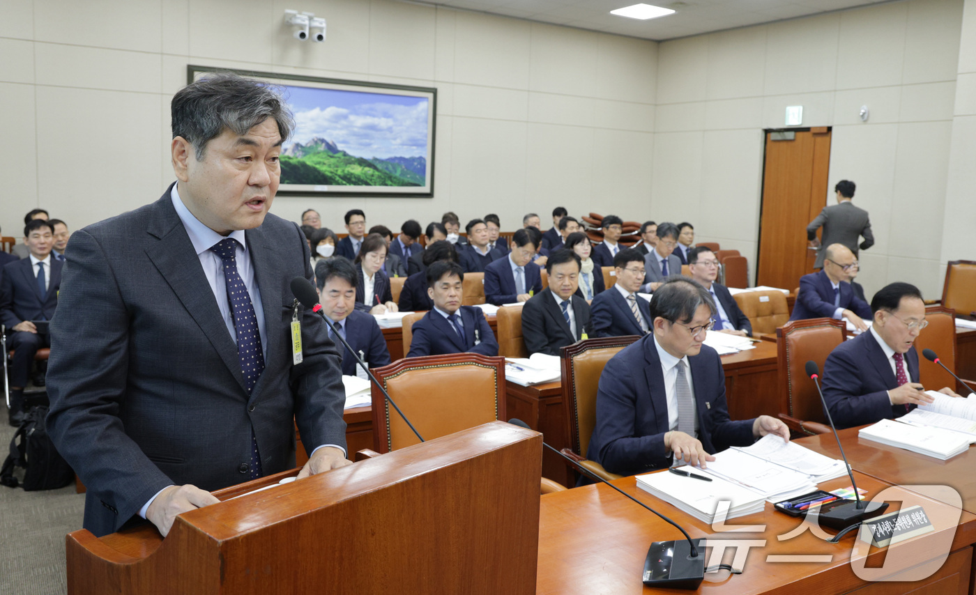 (서울=뉴스1) 신웅수 기자 = 이인재 최저임금위원장이 27일 서울 여의도 국회 기후에너지환경노동위원회에서 열린 경사노위 등에 대한 국정감사에서 업무 보고를 하고 있다. 2025. …