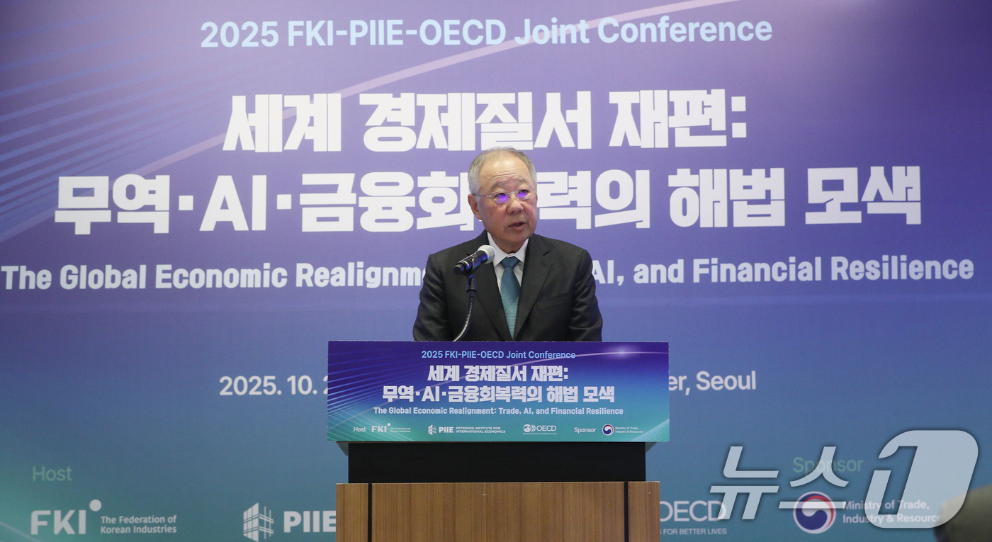 (서울=뉴스1) = 류진 한경협 회장이 27일 FKI타워 컨퍼런스센터에서 열린 '2025 FKI-PIIE-OECD 국제 컨퍼런스'에 참석해 인사말을 하고 있다. '세계 경제질서 재 …