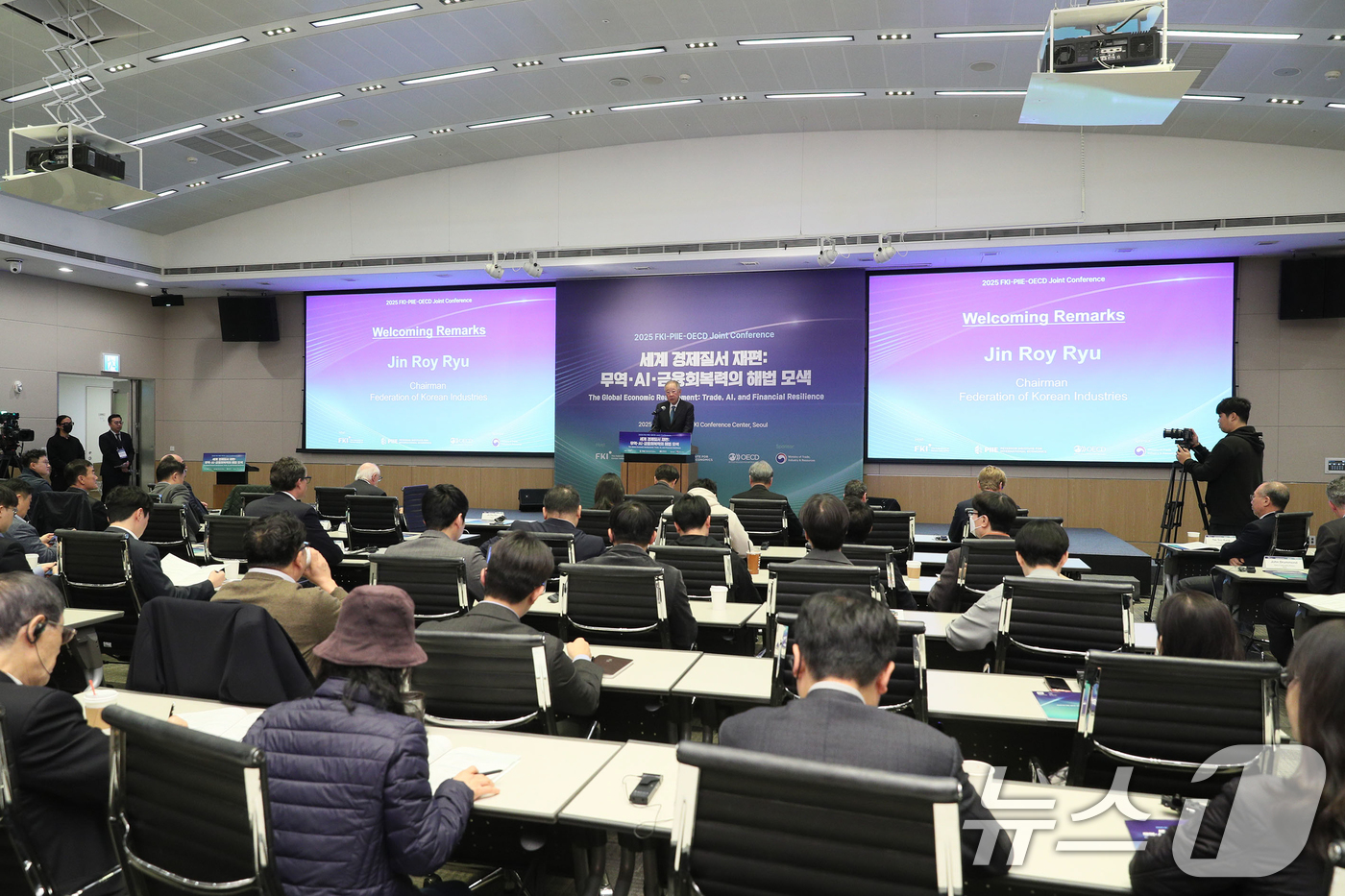 (서울=뉴스1) = 류진 한경협 회장이 27일 FKI타워 컨퍼런스센터에서 열린 '2025 FKI-PIIE-OECD 국제 컨퍼런스'에 참석해 인사말을 하고 있다. '세계 경제질서 재 …