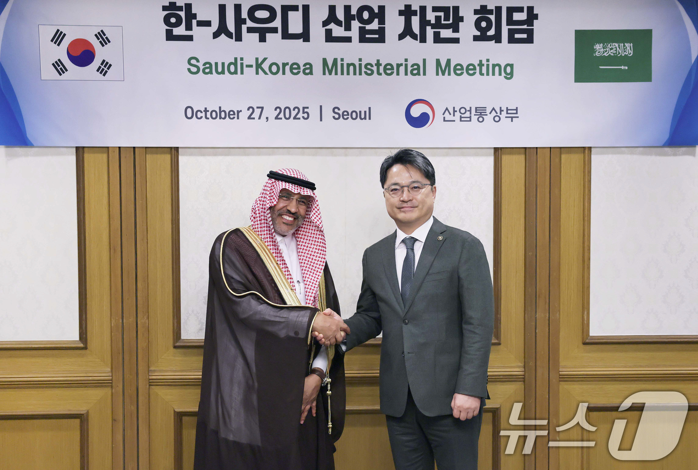 (서울=뉴스1) = 문신학 산업통상부 차관은 27일 서울 종로구 정부서울청사에서 압둘라 빈 알리 알아흐마리(Abdullah bin Ali Al-Ahmari) 사우디아라비아 산업광물 …