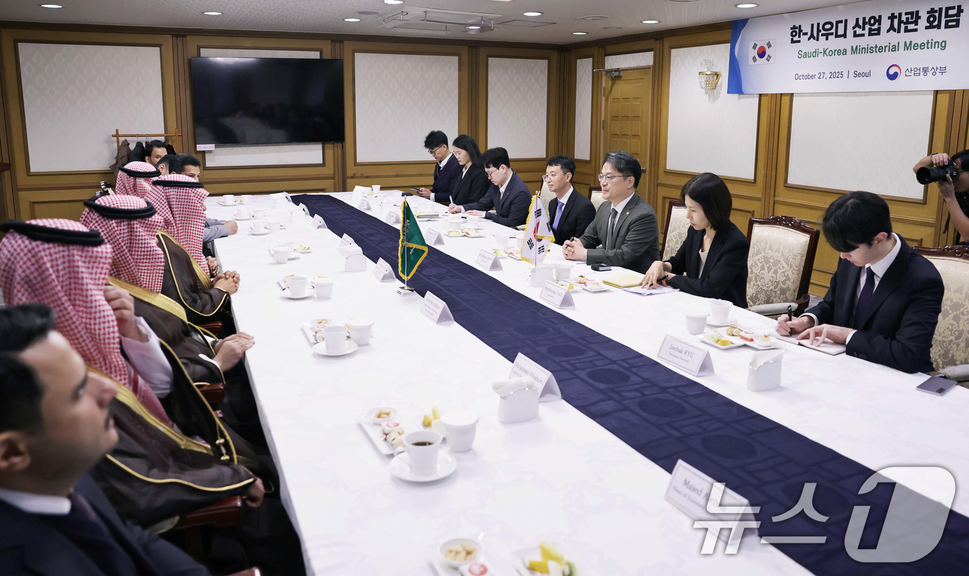 (서울=뉴스1) = 문신학 산업통상부 차관은 27일 서울 종로구 정부서울청사에서 압둘라 빈 알리 알아흐마리(Abdullah bin Ali Al-Ahmari) 사우디아라비아 산업광물 …