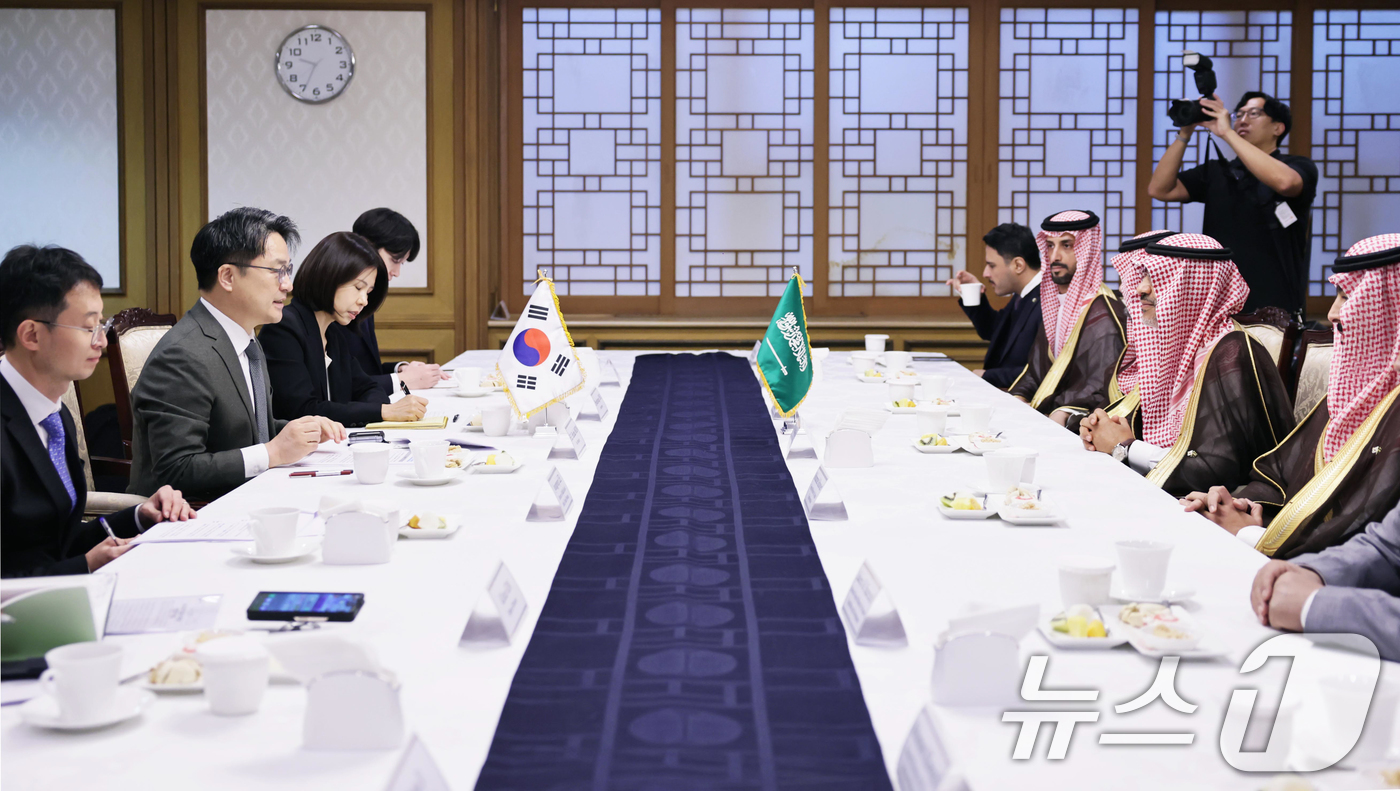 (서울=뉴스1) = 문신학 산업통상부 차관은 27일 서울 종로구 정부서울청사에서 압둘라 빈 알리 알아흐마리(Abdullah bin Ali Al-Ahmari) 사우디아라비아 산업광물 …