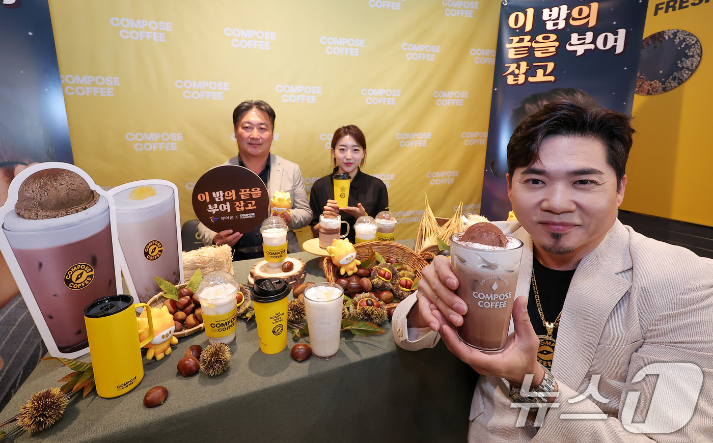 (서울=뉴스1) 김성진 기자 = 27일 서울 종로구 컴포즈커피 종로6가점에서 가수 김조한과 부여군 관계자, 컴포즈커피 임직원이 부여 밤을 활용한 신메뉴 2종을 소개하고 있다.부여 …