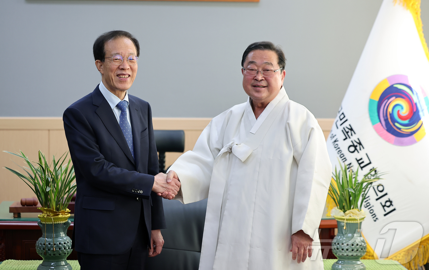 (서울=뉴스1) 김진환 기자 = 이석연 국민통합위원장과 김령하 한국민족종교협의회 회장(오른쪽)이 27일 오전 서울 동대문구 한국민족종교협의회에서 열린 국민통합위원회-한국민족종교협의 …