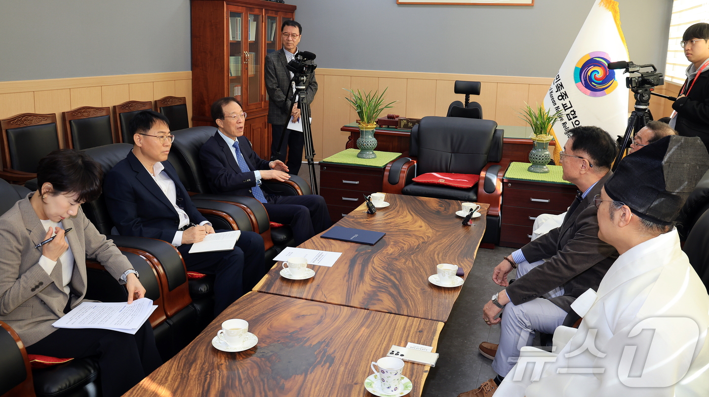 (서울=뉴스1) 김진환 기자 = 이석연 국민통합위원장이 27일 오전 서울 동대문구 한국민족종교협의회에서 열린 김령하 한국민족종교협의회 회장과의 간담회에서 인사말을 하고 있다. 20 …