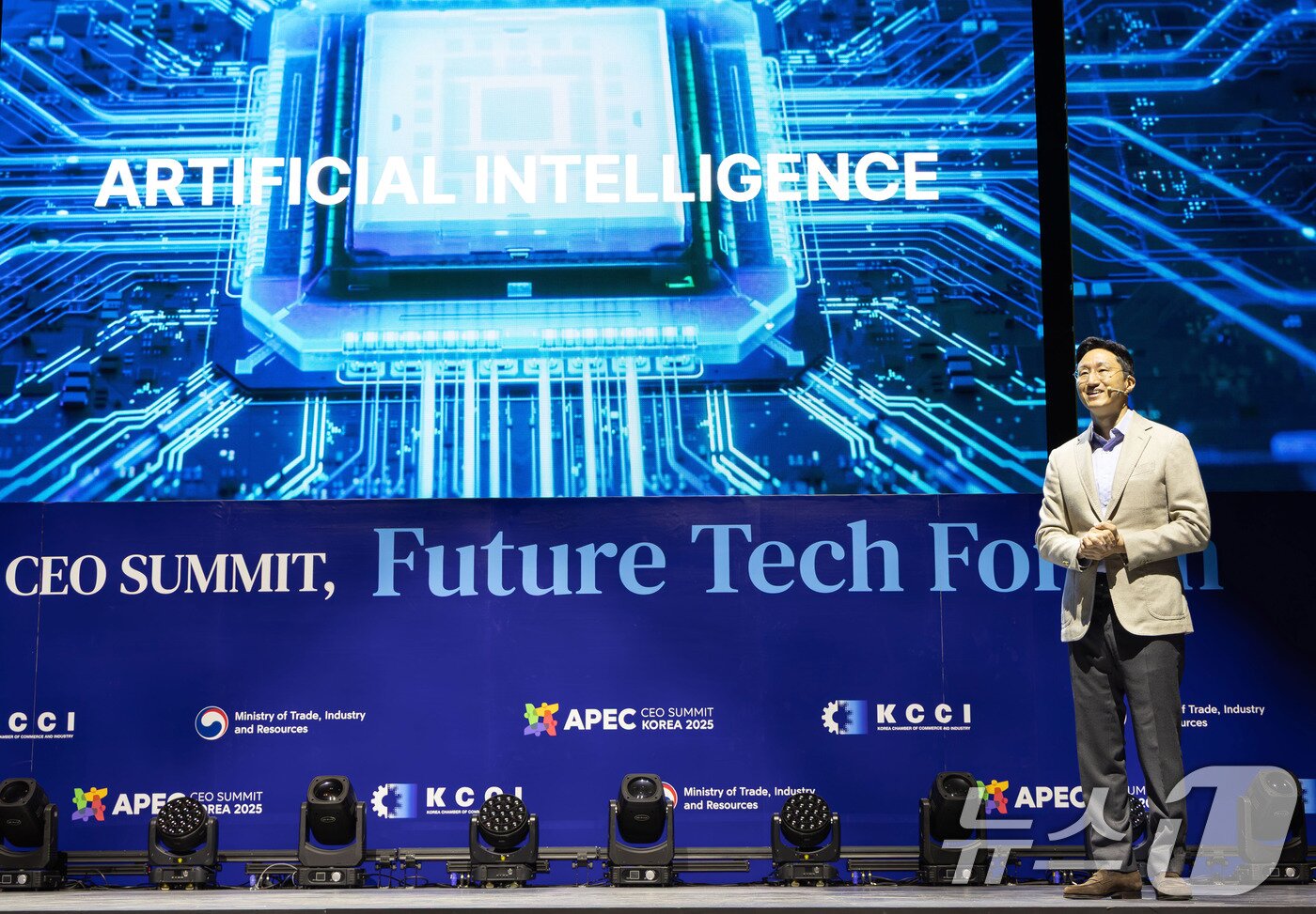 본문 이미지 - 정기선 HD현대 회장이 27일 경주 엑스포공원에서 열린 APEC CEO 서밋 ‘퓨처 테크 포럼: 조선’에서 기조연설을 하고 있다. &#40;HD현대 제공. 재판매 및 DB 금지&#41; 2025.10.27/뉴스1 ⓒ News1 박지혜 기자