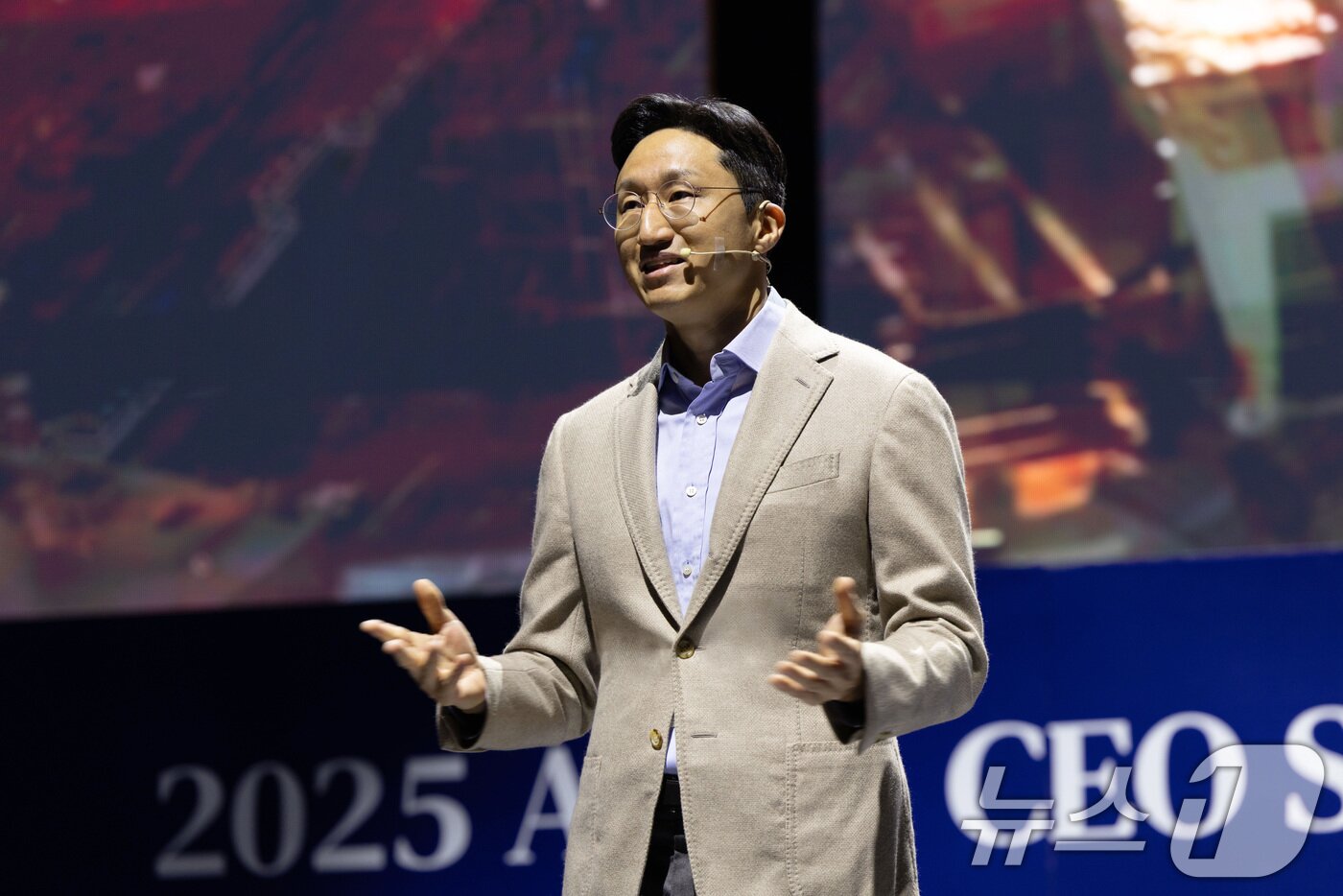 본문 이미지 - 정기선 HD현대 회장이 27일 경주 엑스포공원에서 열린 APEC CEO 서밋 ‘퓨처 테크 포럼: 조선’에서 기조연설을 하고 있다. (HD현대 제공. 재판매 및 DB 금지) 2025.10.27/뉴스1 ⓒ News1 박지혜 기자