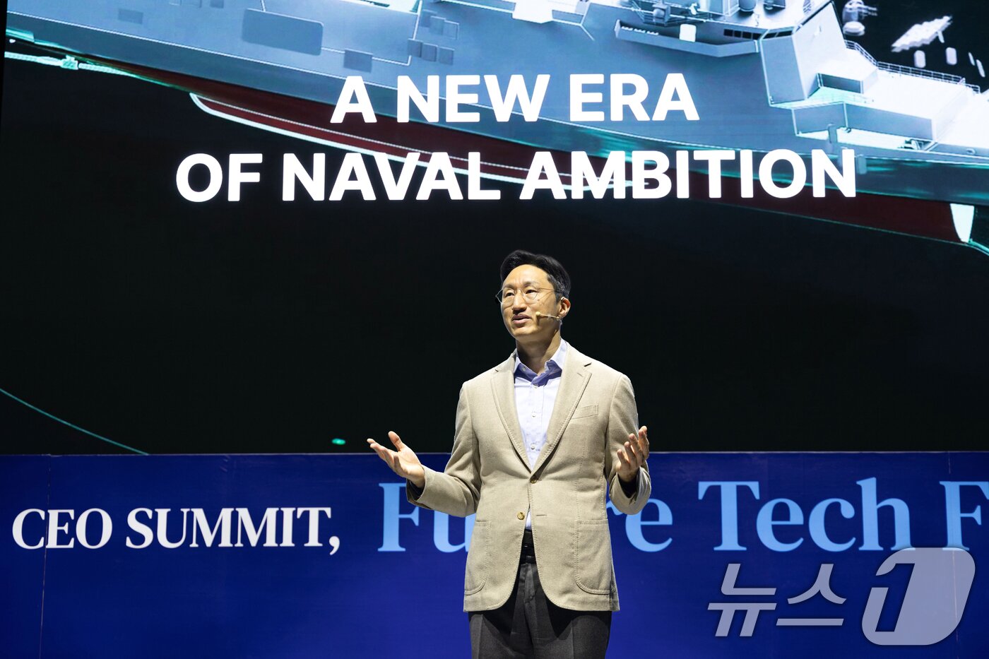 본문 이미지 - 정기선 HD현대 회장이 27일 경주 엑스포공원에서 열린 APEC CEO 서밋 ‘퓨처 테크 포럼: 조선’에서 기조연설을 하고 있다. &#40;HD현대 제공. 재판매 및 DB 금지&#41; 2025.10.27/뉴스1 ⓒ News1 박지혜 기자
