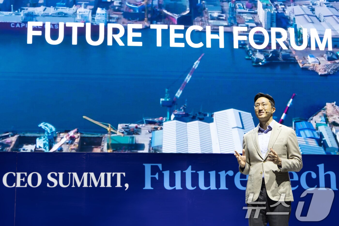 본문 이미지 - 정기선 HD현대 회장이 27일 경주 엑스포공원에서 열린 APEC CEO 서밋 ‘퓨처 테크 포럼: 조선’에서 기조연설을 하고 있다. &#40;HD현대 제공. 재판매 및 DB 금지&#41; 2025.10.27/뉴스1 ⓒ News1 박지혜 기자