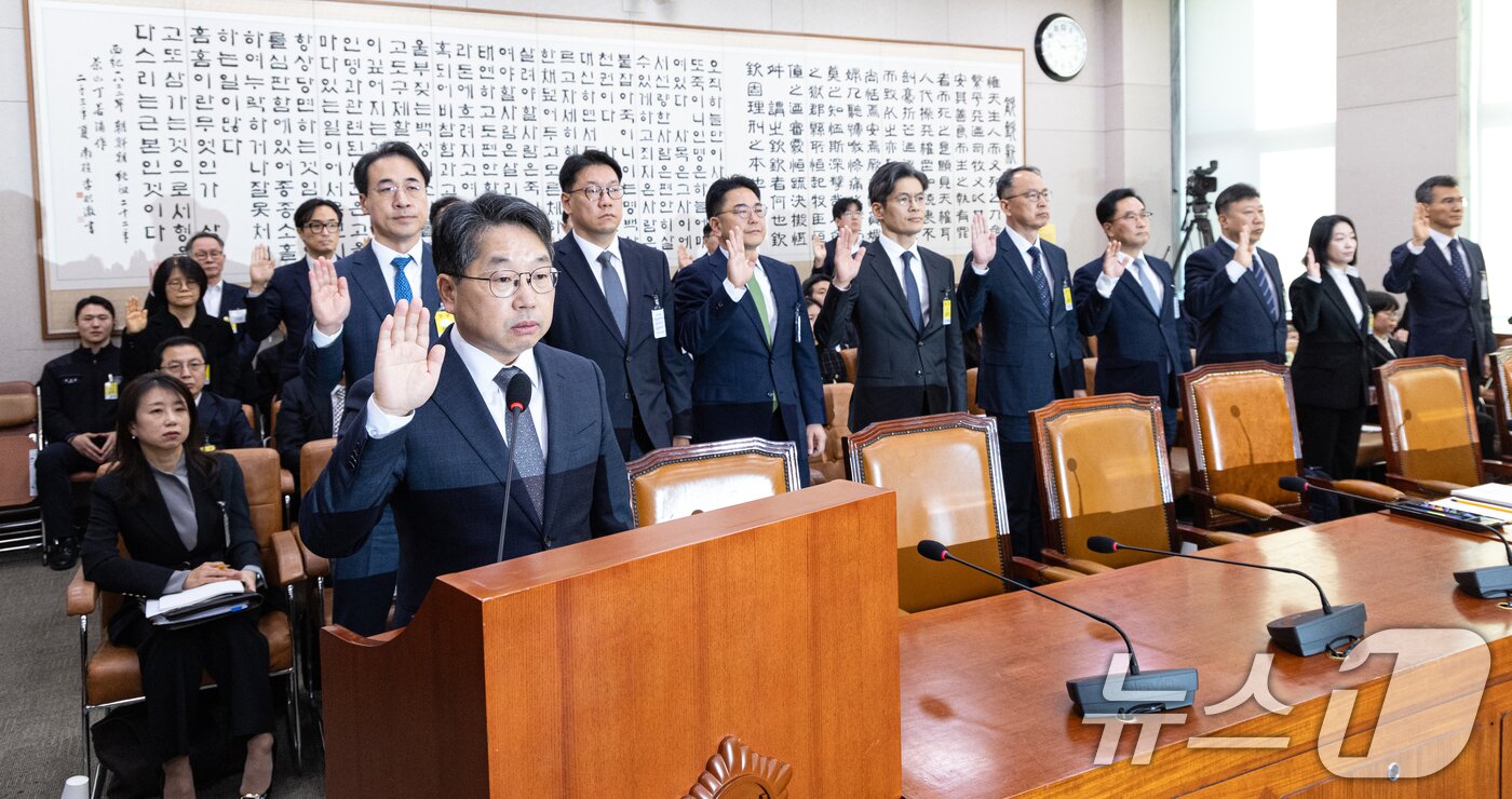 본문 이미지 - 노만석 검찰총장 직무대행이 27일 서울 여의도 국회에서 열린 법제사법위원회 대검찰청 등에 대한 국정감사에 출석해 증인선서하고 있다. 2025.10.27/뉴스1 ⓒ News1 이승배 기자