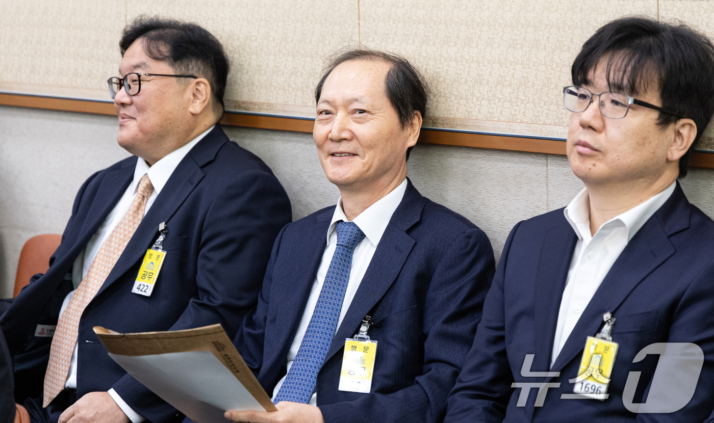 (서울=뉴스1) 이승배 기자 = 이완규 전 법제처장이 27일 서울 여의도 국회에서 열린 법제사법위원회 대검찰청 등에 대한 국정감사에 출석해 증인 선서 거부 이유를 밝히고 자리하고 …