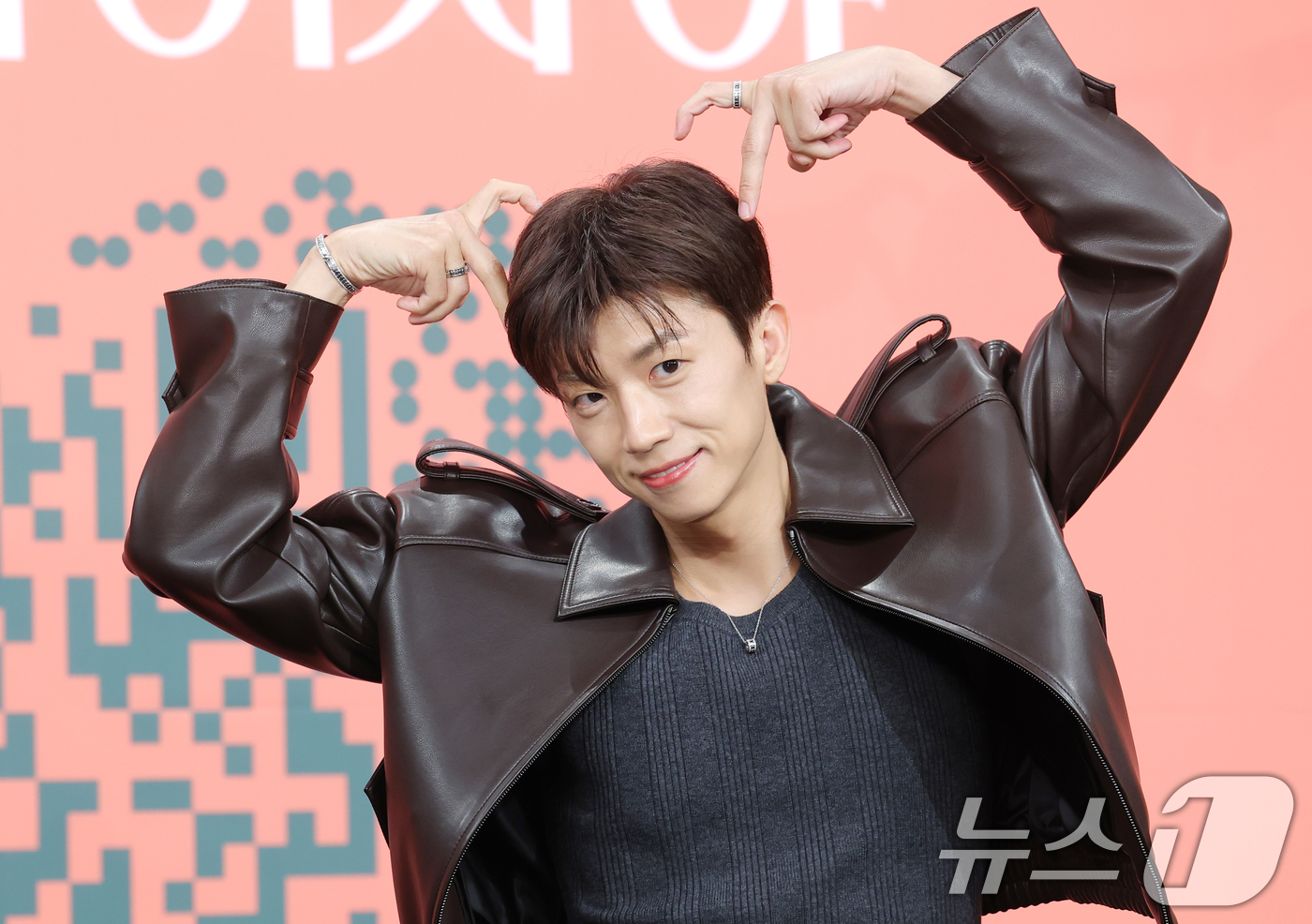 (서울=뉴스1) 권현진 기자 = 2PM 우영이 27일 서울 영등포구 KBS 본관에서 열린 KBS 2TV 연상연하 리얼 로맨스 '누난 내게 여자야' 제작발표회에 참석해 포즈를 취하고 …