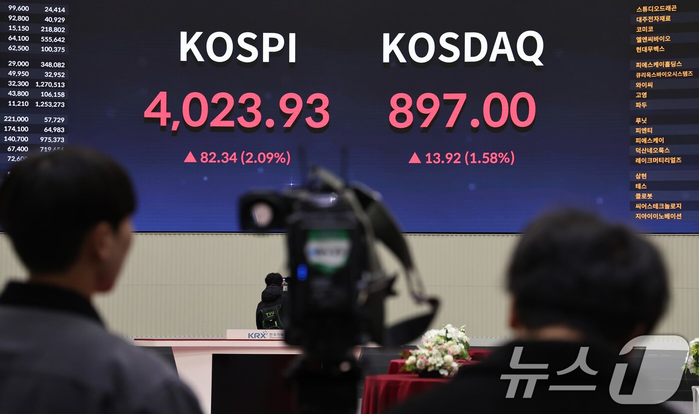 본문 이미지 - 코스피가 사상 최초로 장중 4000선을 돌파한 27일 오전 서울 여의도 한국거래소에 코스피 지수가 표시되고 있다. 2025.10.27/뉴스1 ⓒ News1 구윤성 기자