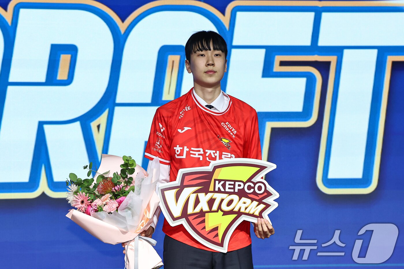 본문 이미지 - 27일 서울 강서구 메이필드호텔에서 열린 2025-2026 KOVO 남자 신인선수 드래프트에서 한국전력에 1라운드 1차 지명된 방강호가 기념촬영을 하고 있다. 2025.10.27/뉴스1 ⓒ News1 김도우 기자