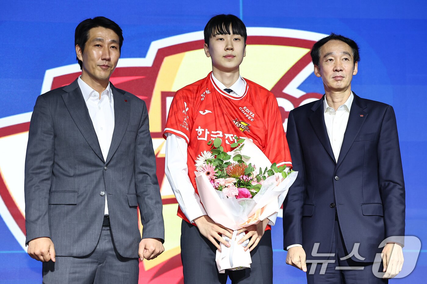 본문 이미지 - 27일 서울 강서구 메이필드호텔에서 열린 2025-2026 KOVO 남자 신인선수 드래프트에서 한국전력에 1라운드 1차 지명된 방강호가 기념촬영을 하고 있다. 2025.10.27/뉴스1 ⓒ News1 김도우 기자