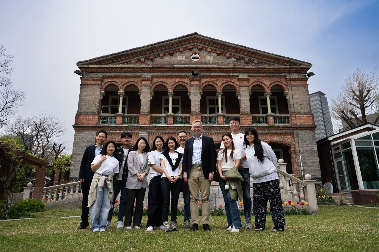 본문 이미지 - 지난 4월, 주한영국대사관에서 열린 디아지오코리아-국립서울맹학교 봄 소풍 행사에 참석한 디아지오코리아 임직원과 콜린 크룩스 대사.&#40;디아지오코리아 제공&#41;