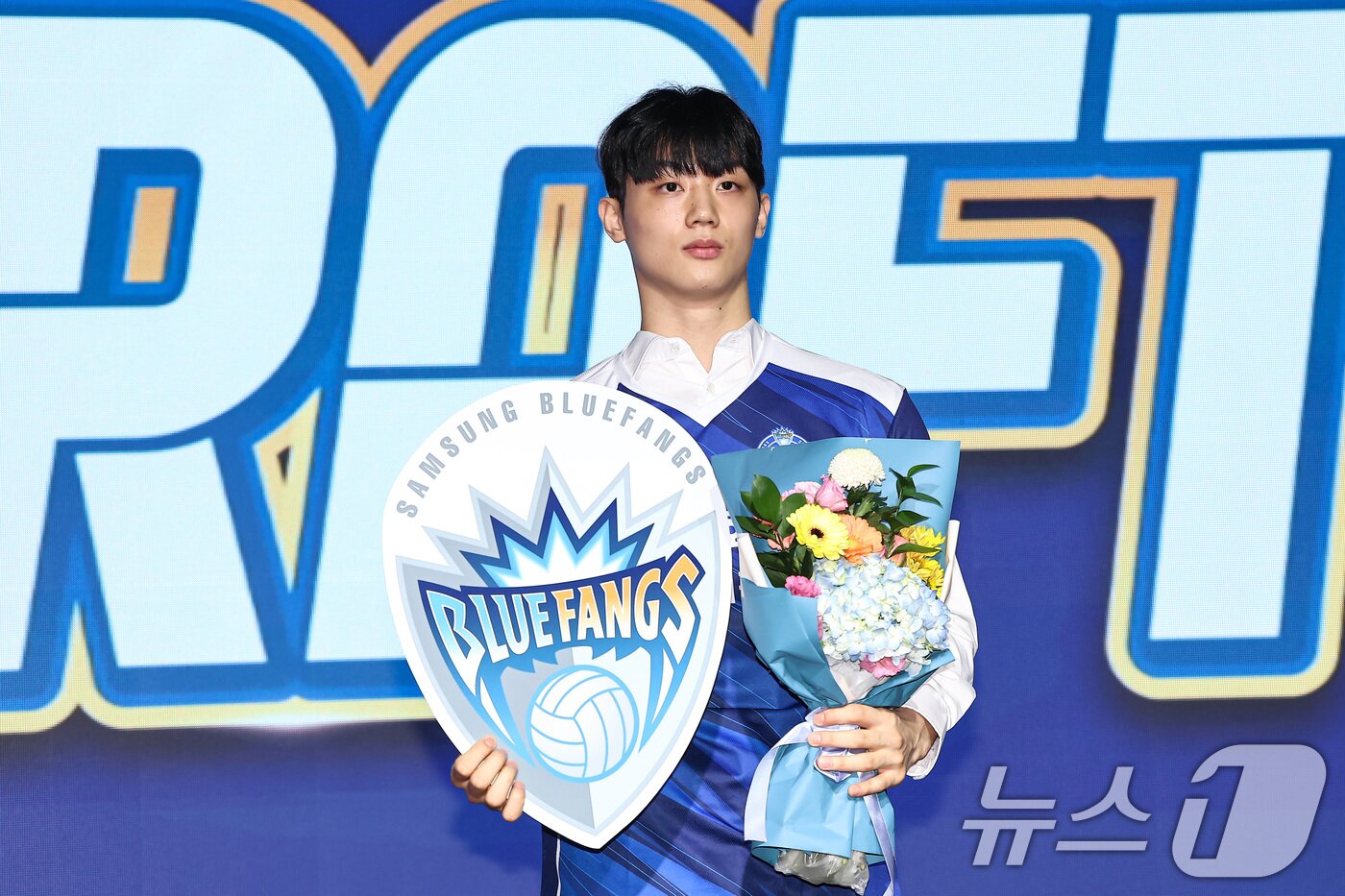 본문 이미지 - 27일 서울 강서구 메이필드호텔에서 열린 2025-2026 KOVO 남자 신인선수 드래프트에서 삼성화재에 1라운드 2순위 지명된 이우진이 기념촬영을 하고 있다. 2025.10.27/뉴스1 ⓒ News1 김도우 기자