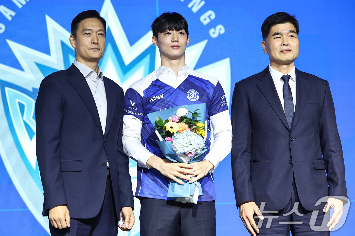 본문 이미지 - 27일 서울 강서구 메이필드호텔에서 열린 2025-2026 KOVO 남자 신인선수 드래프트에서 삼성화재에 1라운드 2순위 지명된 이우진이 기념촬영을 하고 있다. 2025.10.27/뉴스1 ⓒ News1 김도우 기자