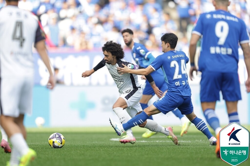 본문 이미지 - K리그2 승격 경쟁 중인 수원 삼성과 전남 드래곤즈. &#40;한국프로축구연맹 제공&#41;