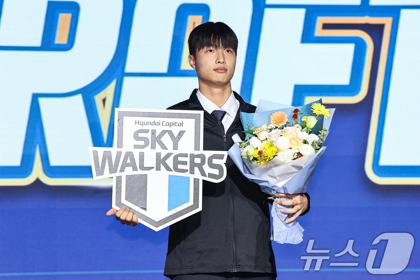 (서울=뉴스1) 김도우 기자 = 27일 서울 강서구 메이필드호텔에서 열린 2025-2026 KOVO 남자 신인선수 드래프트에서 현대캐피탈에 1라운드 6순위로 지명된 장아성이 기념촬 …