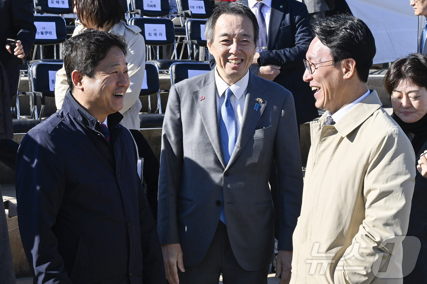 (서울=뉴스1) 청사사진기자단 = 김민석(오른쪽) 국무총리가 27일 서울 여의도 한강공원 물빛무대에서 열린 자전거 신(新)조선통신사 출정 기념식에 참석하며 미즈시마 고이치(가운데) …