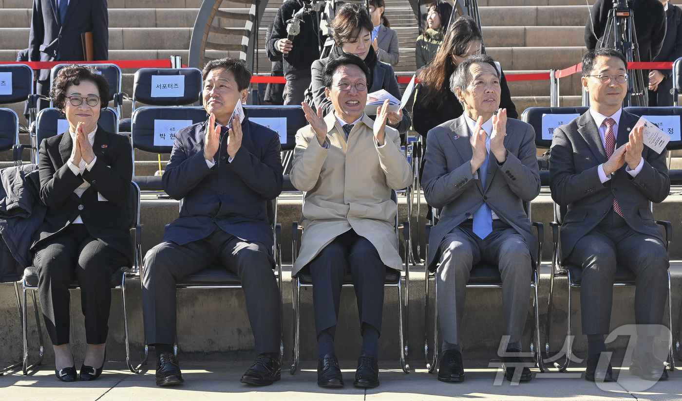 (서울=뉴스1) 청사사진기자단 = 김민석 국무총리와 미즈시마 고이치 주한일본대사가 27일 서울 여의도 한강공원 물빛무대에서 열린 자전거 신(新)조선통신사 행사에서 박수를 치고 있다 …
